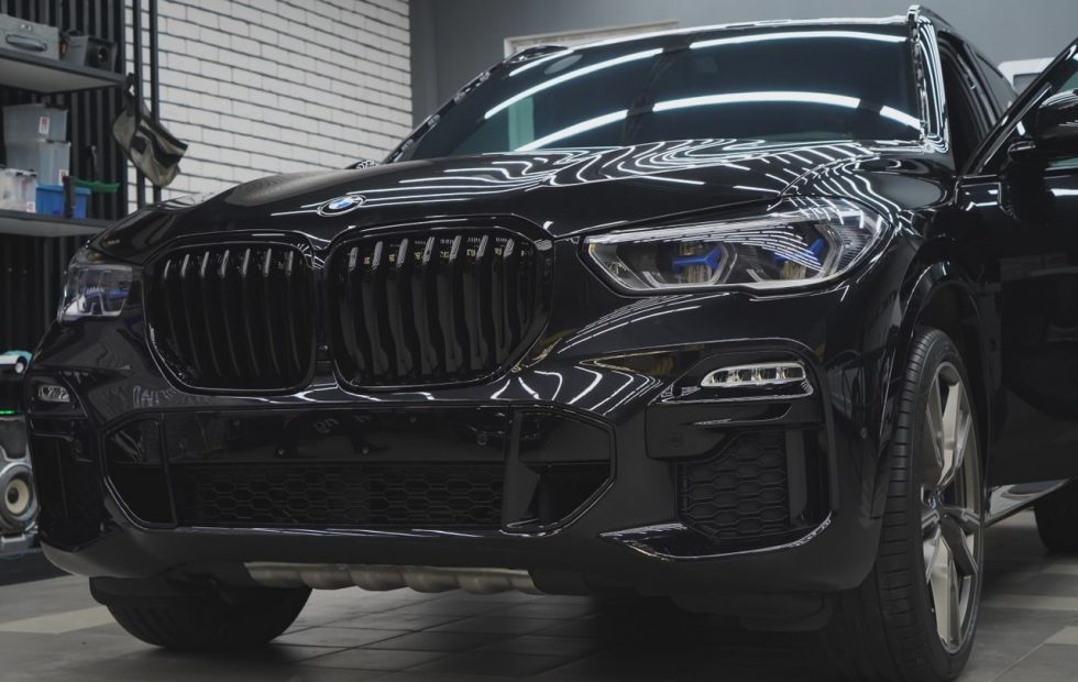 bmw_x5_оклейка_полиуретановой_пленкой_в_москве_дешево
