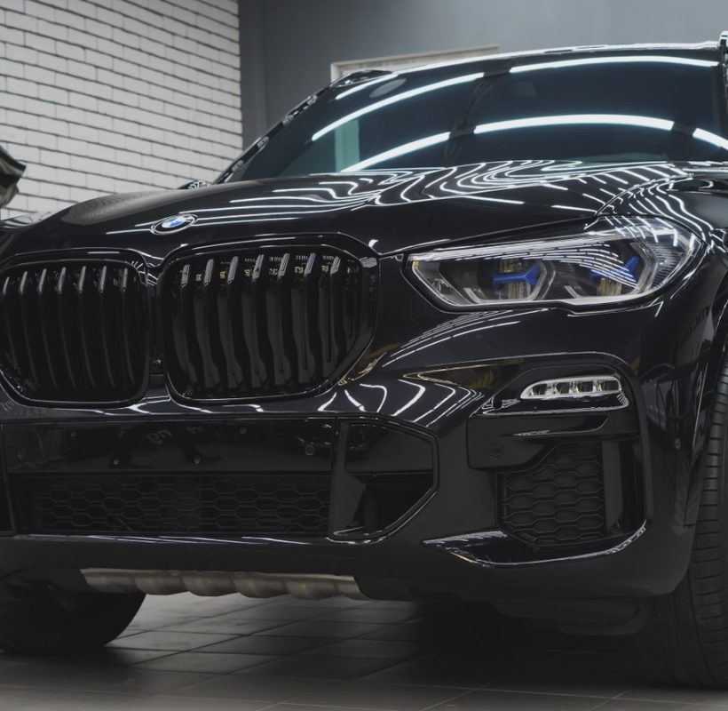 bmw_x5_оклейка_полиуретановой_пленкой_в_москве_дешево