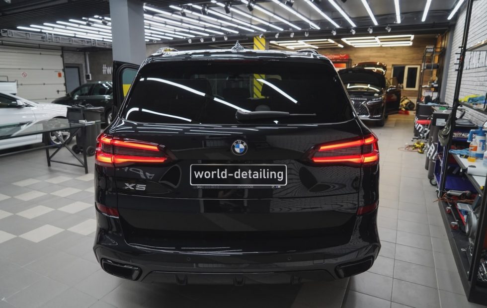 оклеить_полиуретановой_пленкой_bmw_x5_в_москве